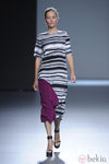 Vestido a rayas finas blanco y negro con un toque morado de la colección primavera/verano 2013 de Ángel Schlesser
