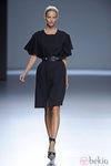 Vestido negro liso con un cinturón de la colección primavera/verano 2013 de Ángel Schlesser