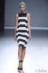Vestido a rayas blanco y negro con escote en negro de la colección primavera/verano 2013 de Ángel Schlesser