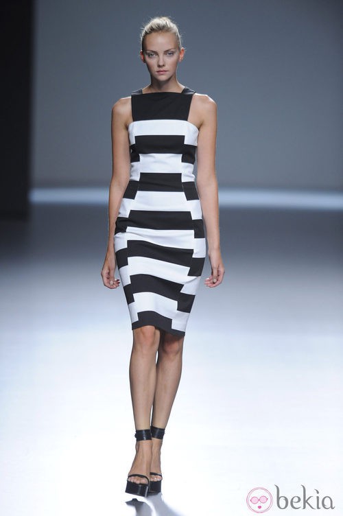 Vestido a rayas blanco y negro con escote en negro de la colección primavera/verano 2013 de Ángel Schlesser