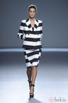Falda y chaqueta a rayas blanco y negro de la colección primavera/verano 2013 de Ángel Schlesser