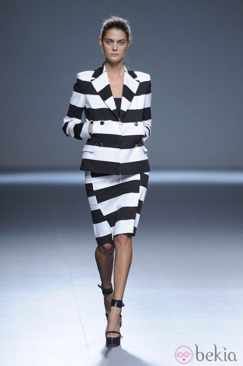 Falda y chaqueta a rayas blanco y negro de la colección primavera/verano 2013 de Ángel Schlesser