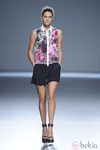 Peto de pantalón corto negro combinado con fucsia y blancos de la colección primavera/verano 2013 de Ángel Schlesser