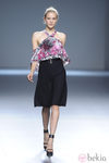 Falda negra y blusa estampada de hombros caídos de la colección primavera/verano 2013 de Ángel Schlesser