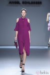 Vestido violeta de botones centrales y hombros al descubierto de la colección primavera/verano 2013 de Ángel Schlesser
