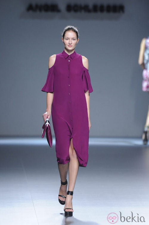 Vestido violeta de botones centrales y hombros al descubierto de la colección primavera/verano 2013 de Ángel Schlesser