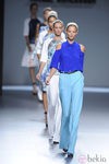 Modelos desfilando la colección primavera/verano 2013 de Ángel Schlesser