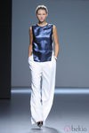 Pantalón blanco y camiseta azul brillante de la colección primavera/verano 2013 de Ángel Schlesser