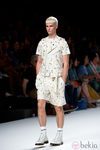 Traje blanco salpicado de colores y cremalleras de la colección primavera/verano de David Delfín