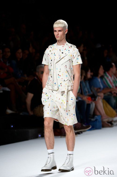 Traje blanco salpicado de colores y cremalleras de la colección primavera/verano de David Delfín