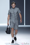 Bermudas camisa grises y corbata slim de la colección primavera/verano de David Delfín