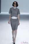 Falda de tubo gris y gafas de sol de la colección primavera/verano de David Delfín