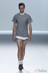 Chico con short y camisa gris de cuellos blancos de la colección primavera/verano de David Delfín