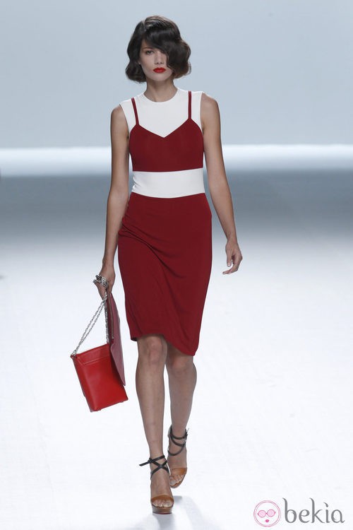 Vestido rojo y blanco con bolsos de cartera de la colección primavera/verano de David Delfín