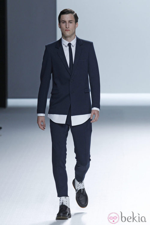 Traje negro y camisa blanca con corbata slim de la colección primavera/verano de David Delfín
