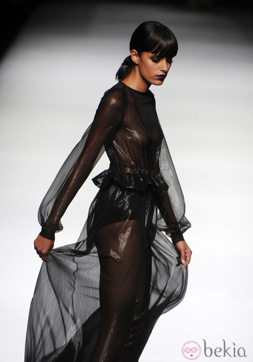 Transparencias negras de la colección primavera-verano 2013 de Juanjo Oliva