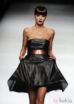 Vestido de cuero negro con can-can colección primavera-verano 2013 de Juanjo Oliva