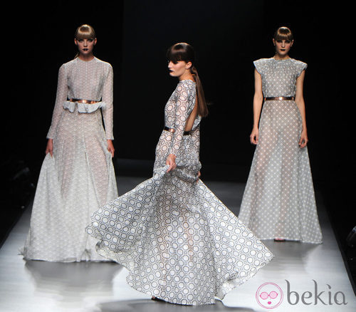 Modelos en el desfile de la colección primavera-verano 2013 de Juanjo Oliva