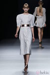 Vestido estampado de formas geométricas con hombreras de la colección primavera-verano 2013 de Juanjo Oliva