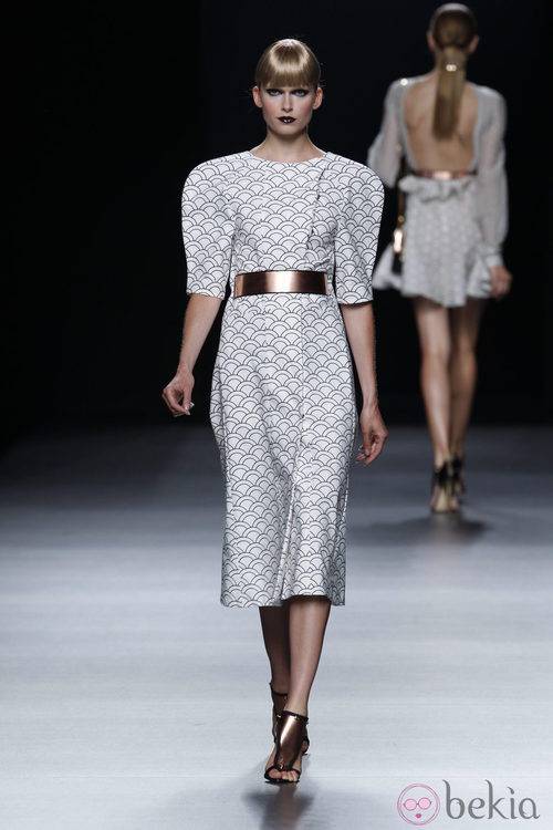 Vestido estampado de formas geométricas con hombreras de la colección primavera-verano 2013 de Juanjo Oliva