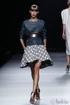 Falda con círculos y cinturón dorado colección primavera-verano 2013 de Juanjo Oliva