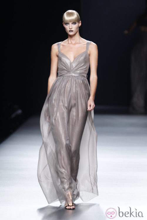 Vestido largo color humo transparente vaporoso de la colección primavera-verano 2013 de Juanjo Oliva