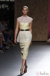 Vestido estampado de tubo con blusa blanca superpuesta de la colección primavera-verano 2013 de Duyos