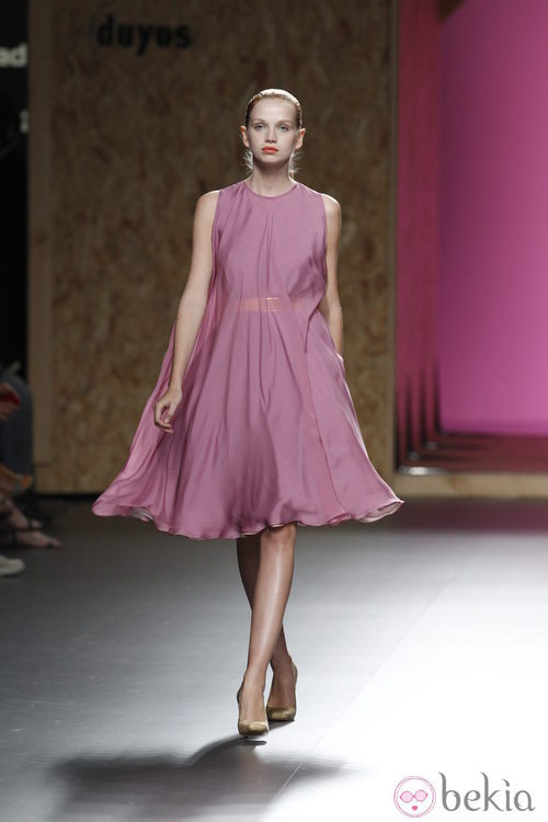 Vestido violeta de gran vuelo de la colección primavera-verano 2013 de Duyos