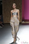 Top de lazo atado detrás con pantalón de tiro alto de la colección primavera-verano 2013 de Duyos