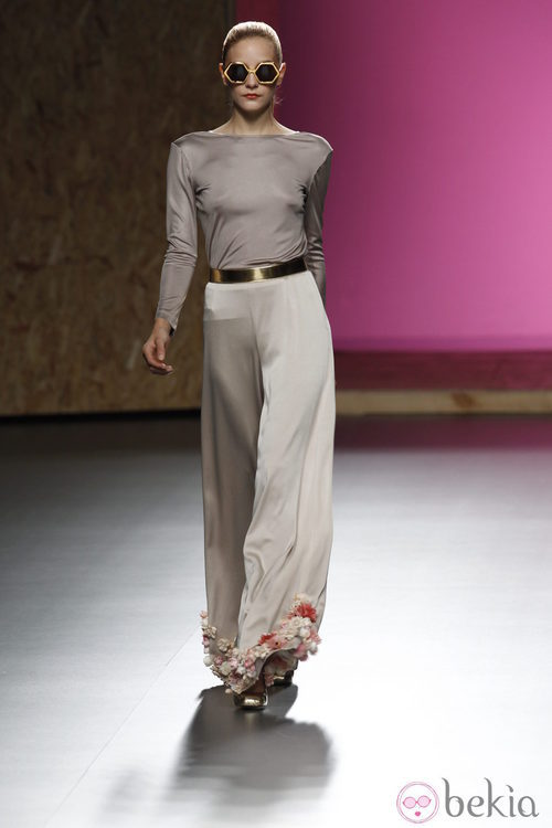 Pantalón con flores en el bajo de la colección primavera-verano 2013 de Duyos