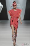 Vestido coral con sandalias y sombrero de la colección primavera-verano 2013 de Ana Locking
