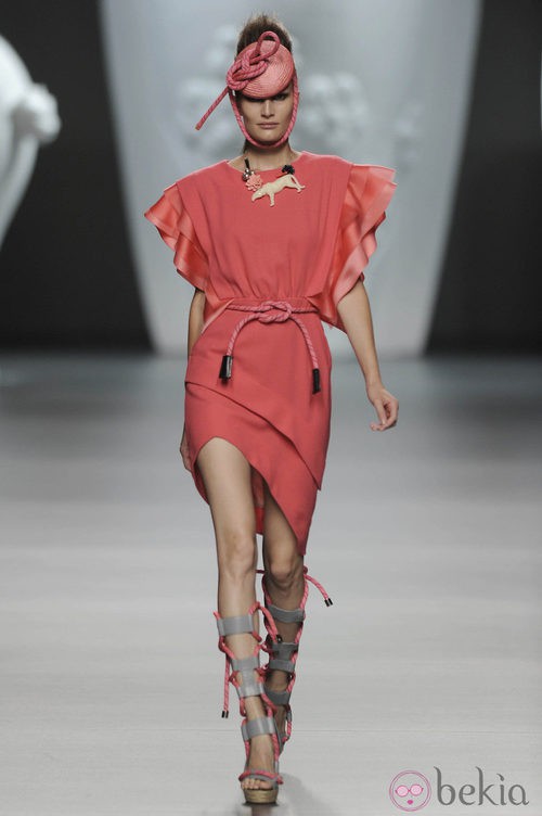 Vestido coral con sandalias y sombrero de la colección primavera-verano 2013 de Ana Locking