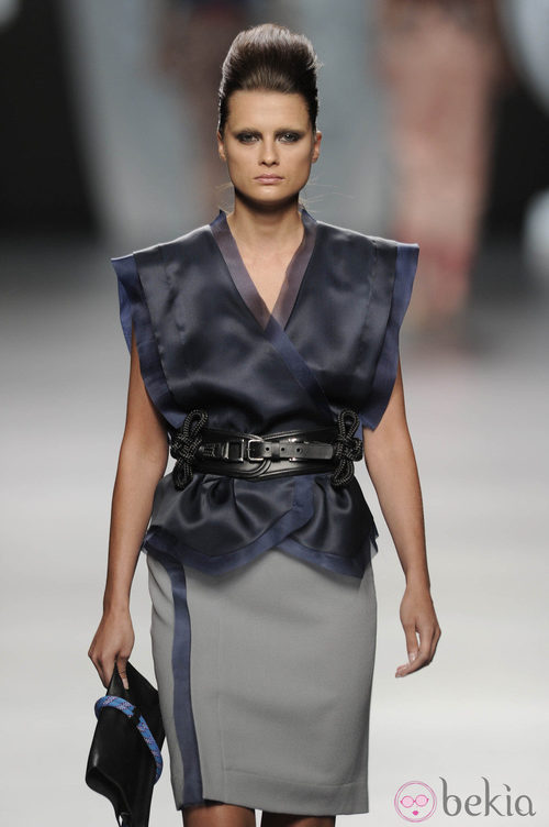 Blusa y falda entubada con cinturón de la colección primavera-verano 2013 de Ana Locking