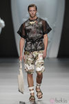 Modelo masculino con mono y blusa de la colección primavera-verano 2013 de Ana Locking