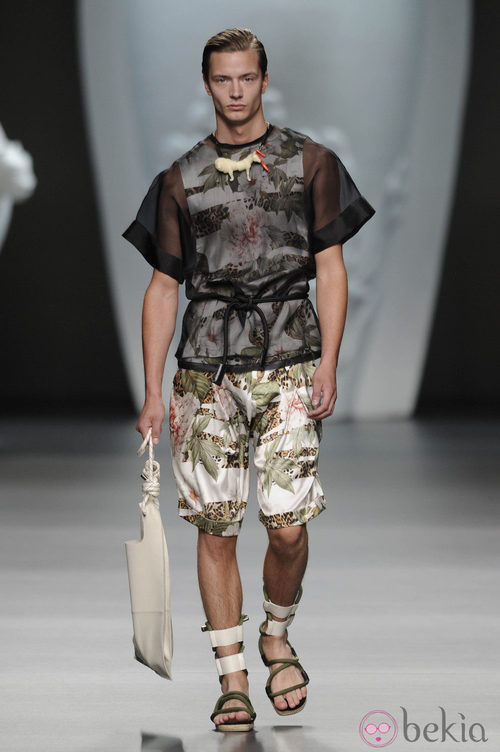 Modelo masculino con mono y blusa de la colección primavera-verano 2013 de Ana Locking
