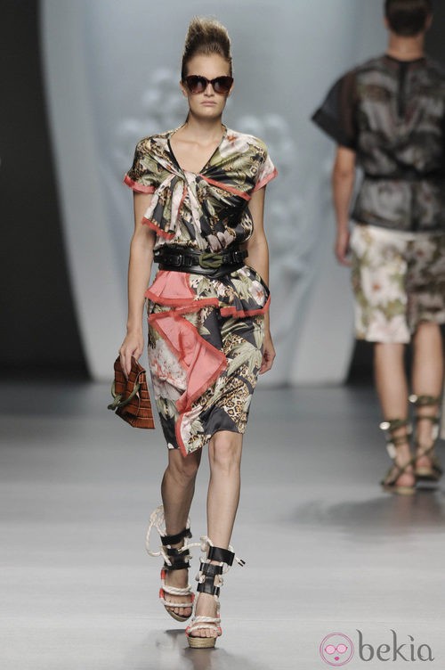 Vestido estampado con fruncidos de la colección primavera-verano 2013 de Ana Locking