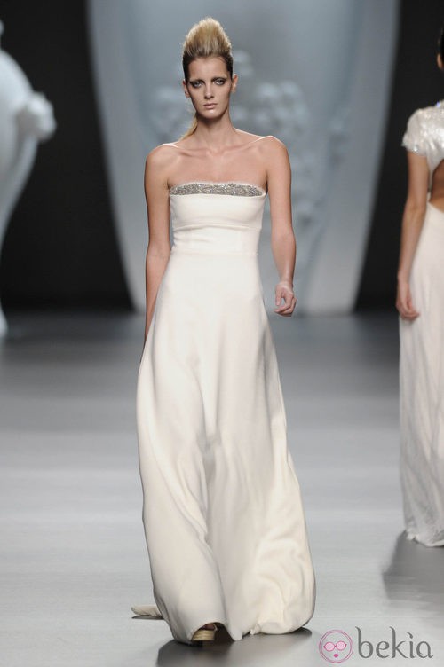 Vestido largo blanco de la colección primavera-verano 2013 de Ana Locking
