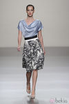 Falda estampado floral con blusa azul de la colección primavera-verano 2013 de Roberto Torretta