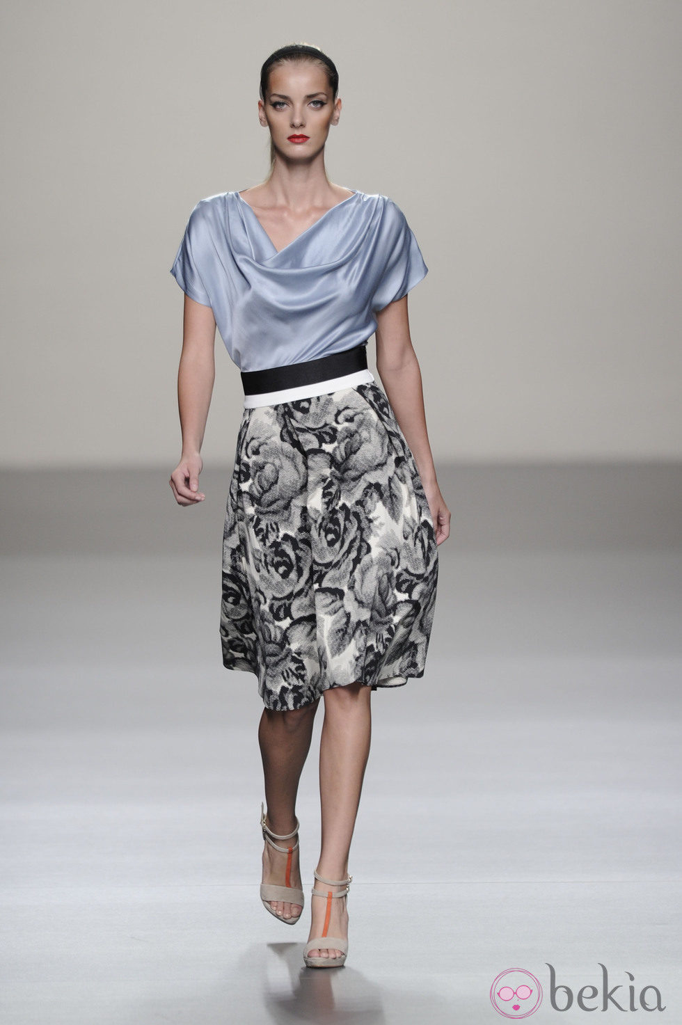 Falda estampado floral con blusa azul de la colección primavera-verano 2013 de Roberto Torretta