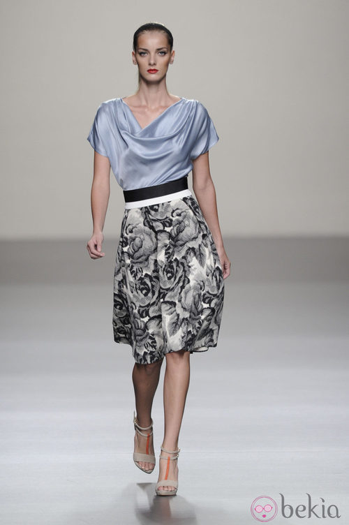 Falda estampado floral con blusa azul de la colección primavera-verano 2013 de Roberto Torretta
