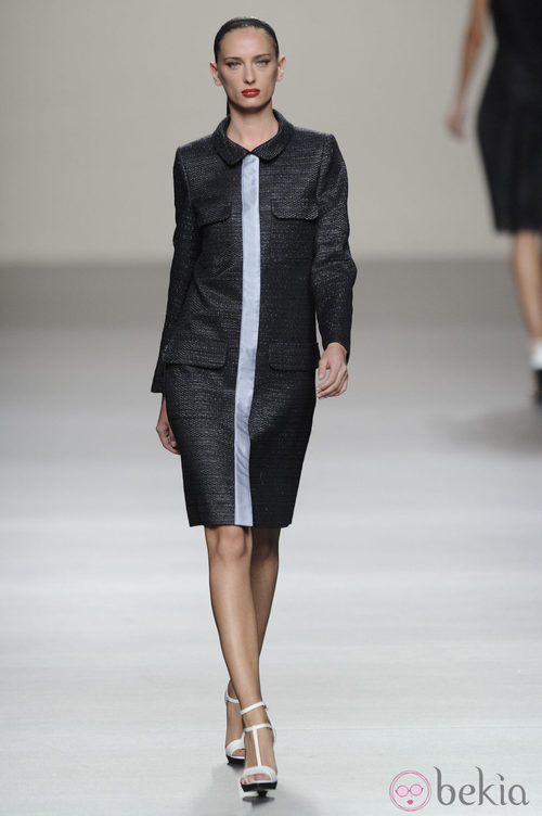 Vestido negro con raya central de la colección primavera-verano 2013 de Roberto Torretta