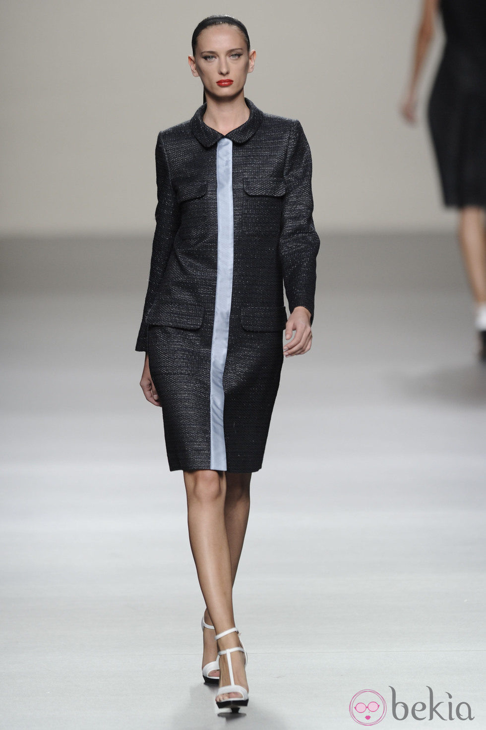 Vestido negro con raya central de la colección primavera-verano 2013 de Roberto Torretta