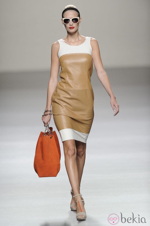 Vestido marrón y blanco con maxibolso y gafas de la colección primavera-verano 2013 de Roberto Torretta