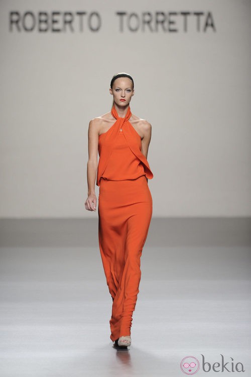 Vestido largo naranja atado al cuello de la colección primavera-verano 2013 de Roberto Torretta