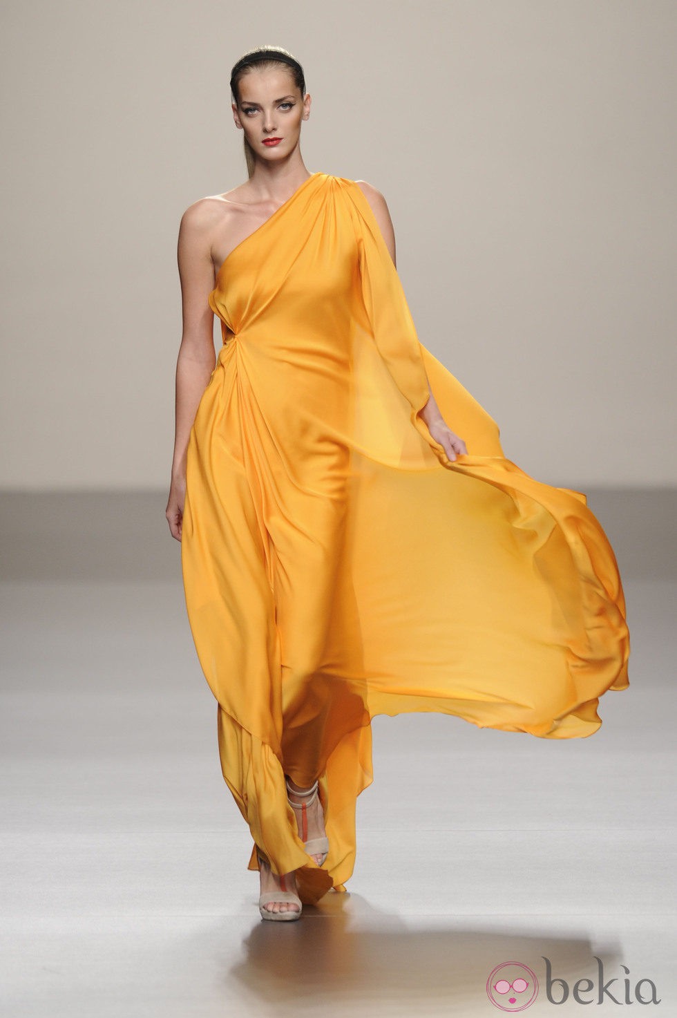 Vestido largo amarillo de seda de la colección primavera-verano 2013 de Roberto Torretta