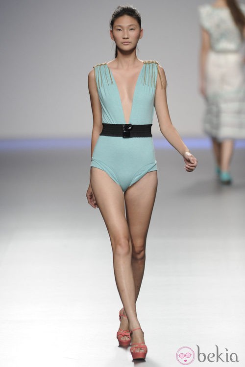 Bañador azul de hombreras con flecos de la colección primavera-verano 2013 de Kina Fernández