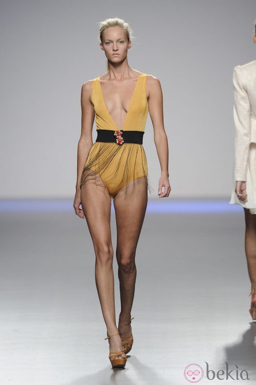 Bañador amarillo con cinturón de flecos de la colección primavera-verano 2013 de Kina Fernández