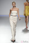 Vestido blanco largo palabra de honor de la colección primavera-verano 2013 de Kina Fernández