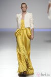 Vestido largo de seda amarillo con chaqueta blanca de la colección primavera-verano 2013 de Kina Fernández
