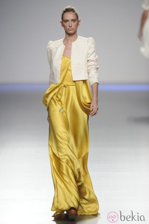 Vestido largo de seda amarillo con chaqueta blanca de la colección primavera-verano 2013 de Kina Fernández